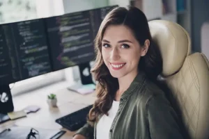 Développeuse web full stack devant son ordinateur